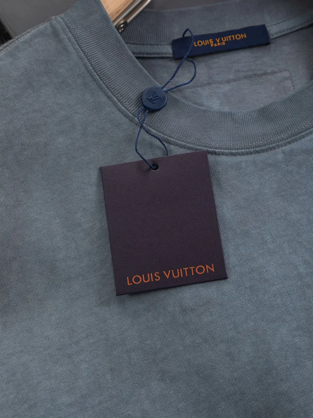 🅿️250 Louis Vuitton 1V Lvjia slightly wide version S-Xl LV 25ss new product counters are on the shelves at the same time. Multiple craftsmanship, chest cut letter patch, back panel cut clover ☘️ patch, letter signature style, one-piece design 🪡 Embroidered round neck short-sleeved T-shirt, same style for men and women! Synchronized with the official website, pure cotton fabrics at the counter! It is close to the skin and comfortable, durable and easy to wear. It has a classic and simple logo design and meticulous original craftsmanship. Short-sleeves, a must-have item for men, do not appear to be the same for the general public, but must be unique and eye-catching. This LV short-sleeve is all about quality, comfort, the same shape and fashion as always, including fabrics and cutting techniques. All of them have been made with great effort! 320 grams of washed pure cotton fabric, pure cotton is breathable, very refreshing and comfortable for daily wear. The rib knitting on the neckline is smooth and tight, and the neckline will not be skewed if you toss it at will. The loose version, you will find that it looks really good on the upper body. The overall is minimalist and neat, super versatile for daily use! Pair it casually with a pair of pants for a youthful look. A T-shirt will make your outfit crazy. It is a fashionable item that can never go wrong! Color: dark gray light blue, Size: S-XL Size chart: S: Shoulder width 50-Bust 54-Length 70 M: Shoulder width 52-Bust 56.5-Length 72 L: Shoulder width 54-Bust 59-Length 74 XL: Shoulder width 56-Bust 61.5-Length 76